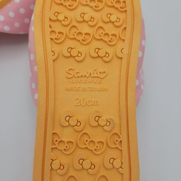 Hello Kitty Girls Slip On Sandals Flat Heel Cushioned Insole Tread Like New 13M - Picture 11 of 11